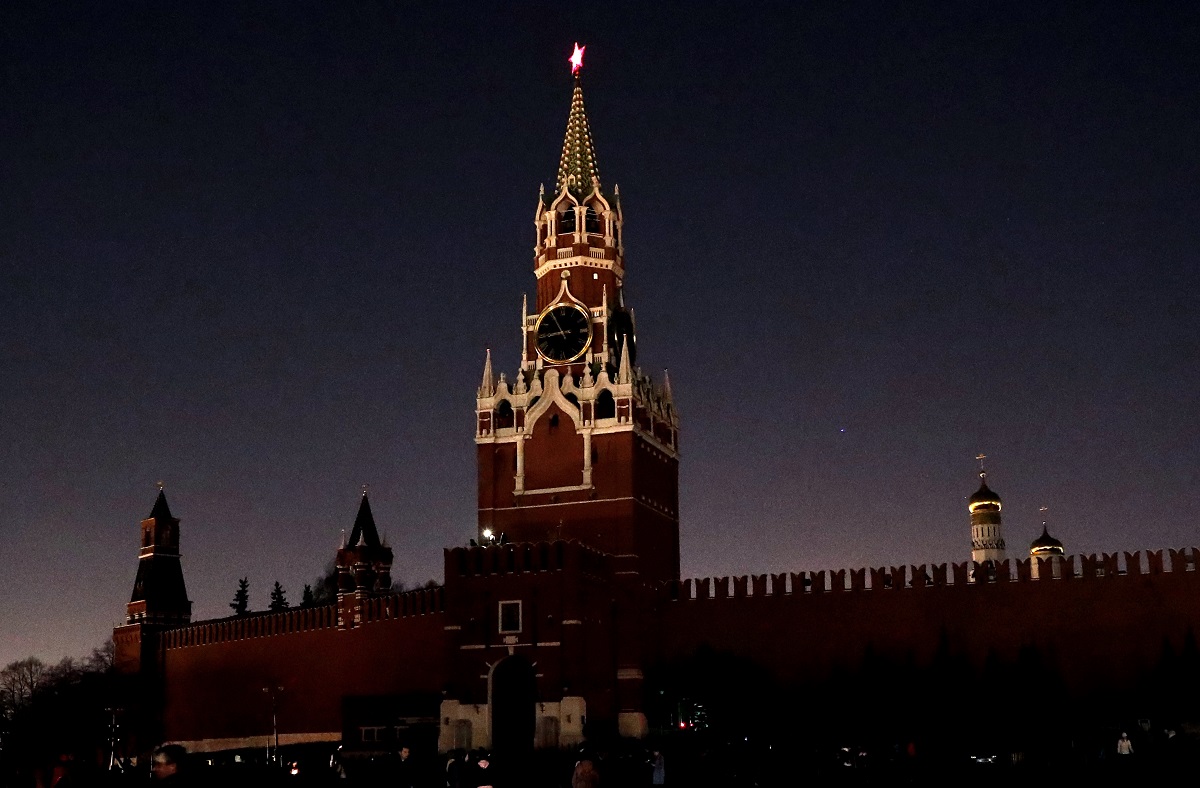 The kremlin has been. Кремль Британия. Флаг России Кремль. Кремль и флаг красивое фото. Флаг России над Кремлем ночью.