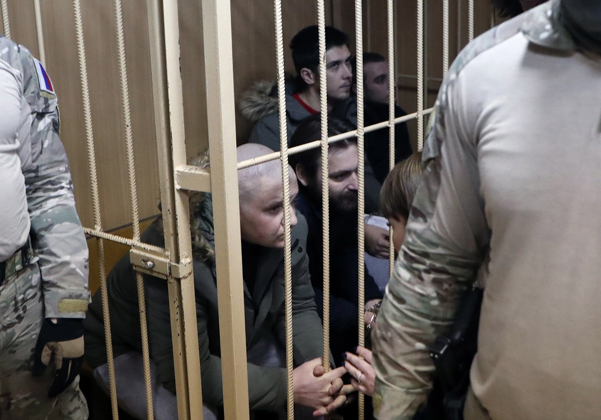 Украинските морнари во кафез за време на сослушувањето во судот во Русија. Дваесет и четири морнари на украинската морнарица беа уапсени на 25 ноември во 2018 година поради илегално преминување на руската граница.