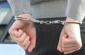 Уапсена е млада насилничка-бегалка од законот, ја однеле во затвор