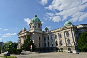 Српскиот Парламент ги усвои измените во Законот за локални избори