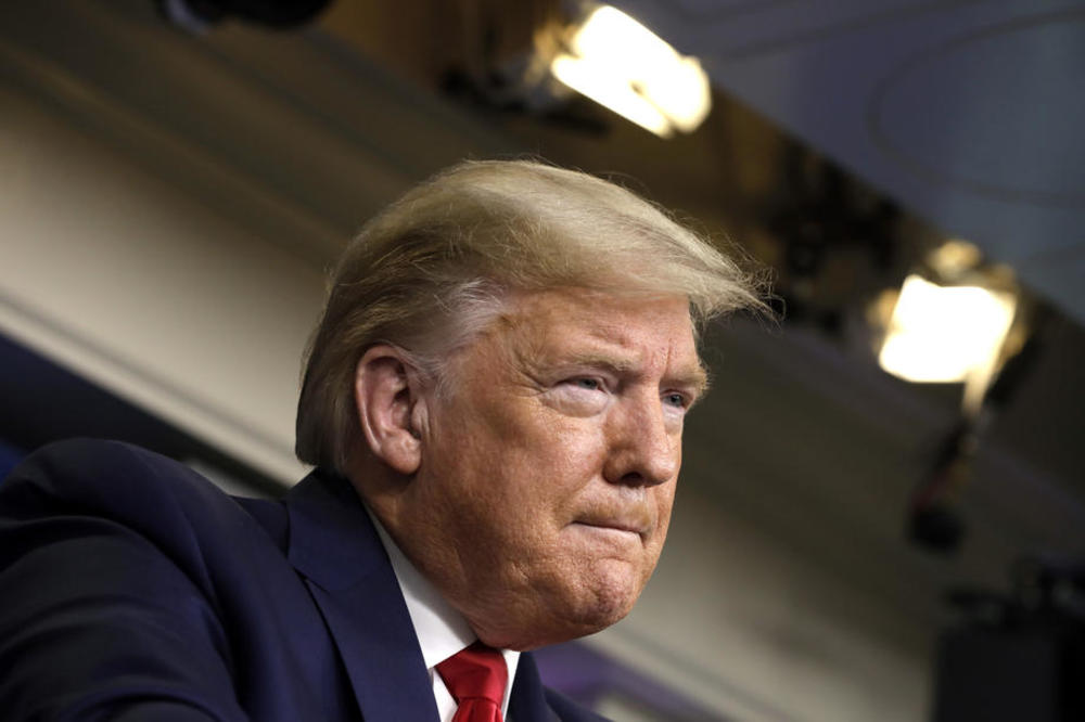 Фокс њуз „по грешка“ го отстранила Трамп од фотографија со Епстајн и ...