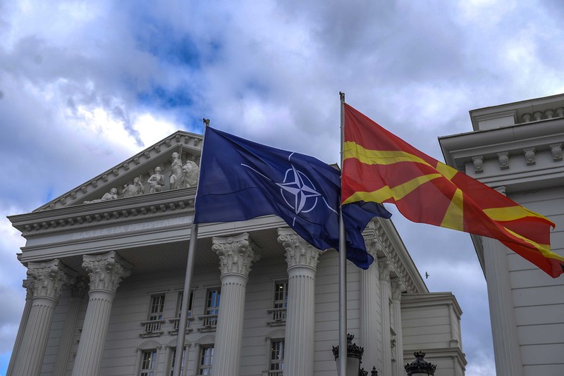 Знамето на НАТО пред зградата на македонската Влада