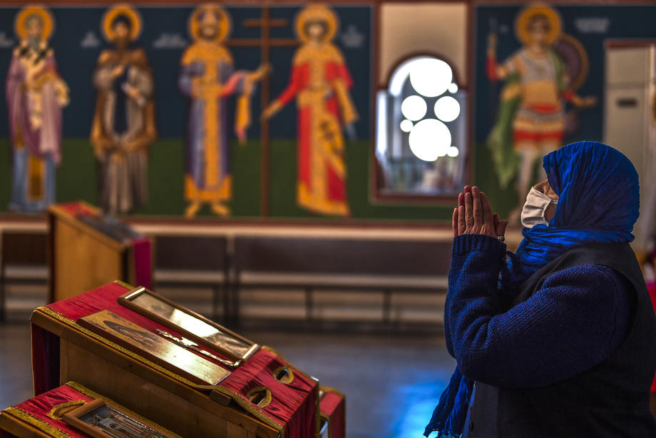 скопје велигден коронавирус црква корона жена моли велики петок причест