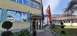 Тројца насилници му ја кршеле колата во дворот, кога сакал да ги спречи му извадиле пиштол