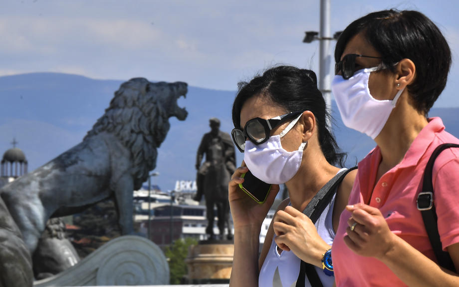 Жени со заштитна маски на плоштад „Македонија“ во Скопје ковид-19 коронавирус