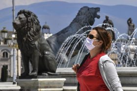 Жена со заштитна маска на плоштад „Македонија“ коронавирус ковид-19