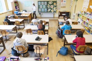 Истражување: Учениците во Британија плукаат, пцујат, фрлаат столчиња и ги малтретираат наставниците