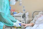 Медицинско лице се грижи за пациент на Инфективната клиника во Скопје / Фото: Слободен Печат / Драган Митрески