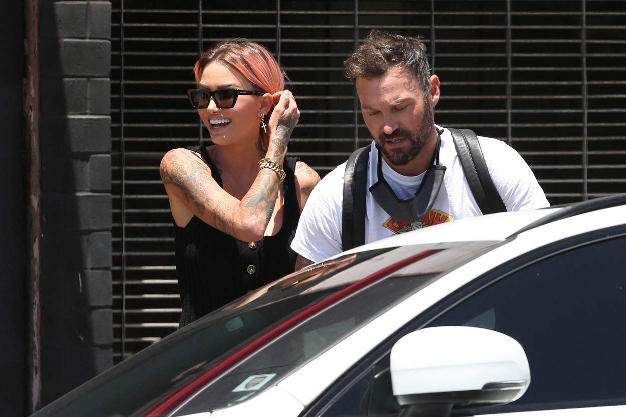 Who is the girl with tattoos that is a consolation to Brian Austin Green  after the divorce? - Free press