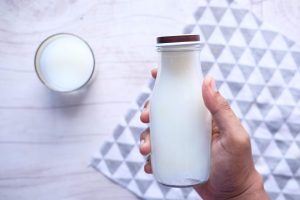 Младите во Србија полудуваат по мајчино млеко – веруваат дека гради мускули