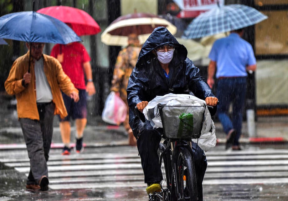 скопје дожд жена велосипед врне облачно време