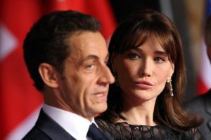 Карла Бруни е посветена сопруга, ќе го посетува Саркози секој ден во затворот, тврди нејзината биографка