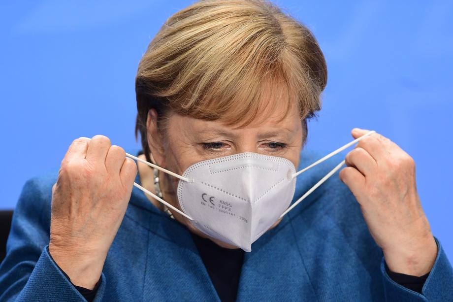 Ангела Меркел со заштитна маска