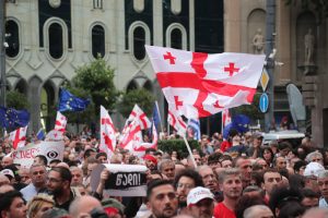 Грузискиот парламент го усвои контроверзниот закон за „странски агенти“ и покрај масовните протести