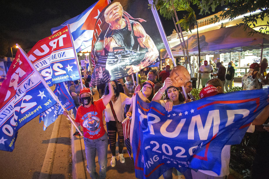 Поддржувачи на Трамп слават на улиците во Мајами откако прогласена е победа на републиканците во оваа држава / 3 ноември 2020, Мајами, Флорида, САД / Фото: EPA-EFE/CRISTOBAL HERRERA-ULASHKEVICH
