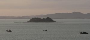 Потона виетнамски брод во Јужното Кинеско Море – спасувачи извлекоа 46 членови на екипажот, трагаат по останатите