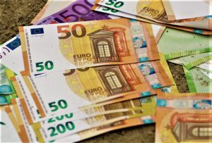 Од утре плаќање во „кеш“ на Косово само во евра