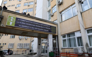 Петгодишно дете во гостиварско се затруло со лековите на баба му
