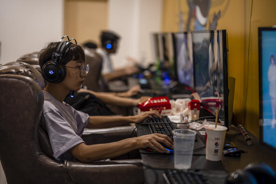 Teenagers from China play online games