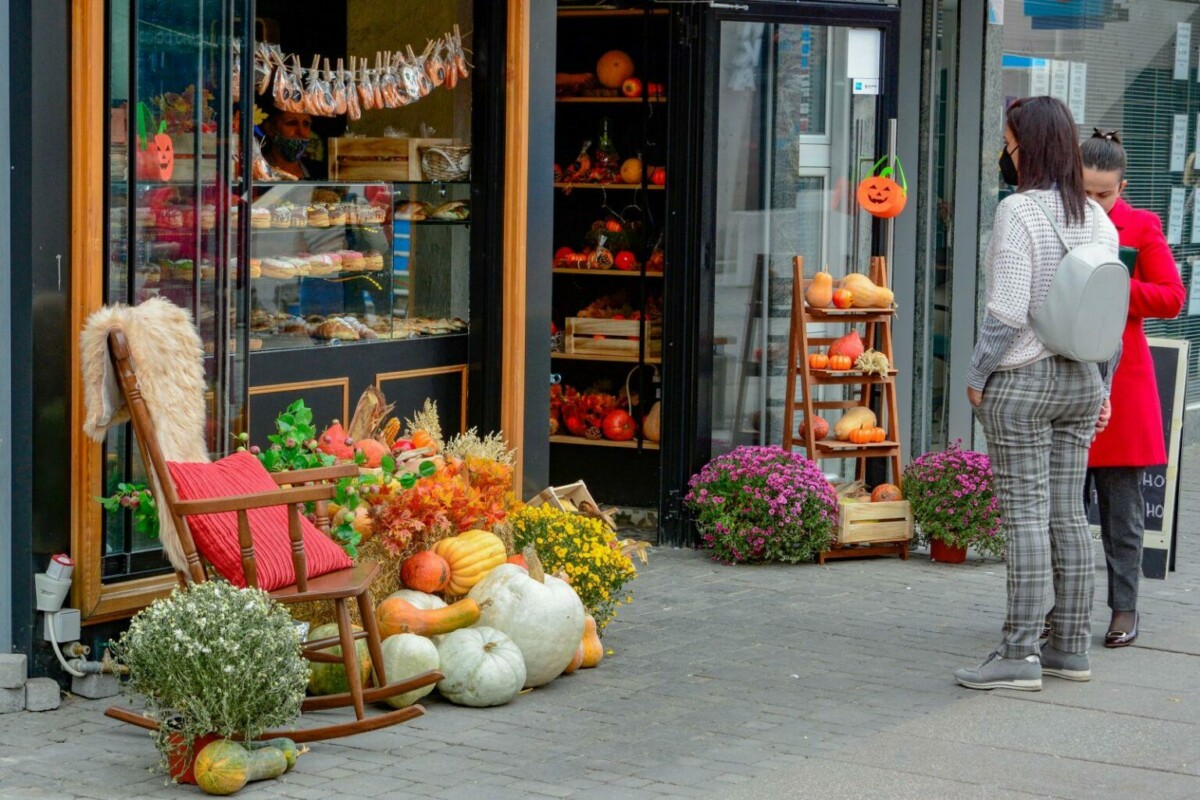 Photo: Espresso.mk/Viktor Popovski, photo, Pumpkin arrangement in front of a bakery in the city center