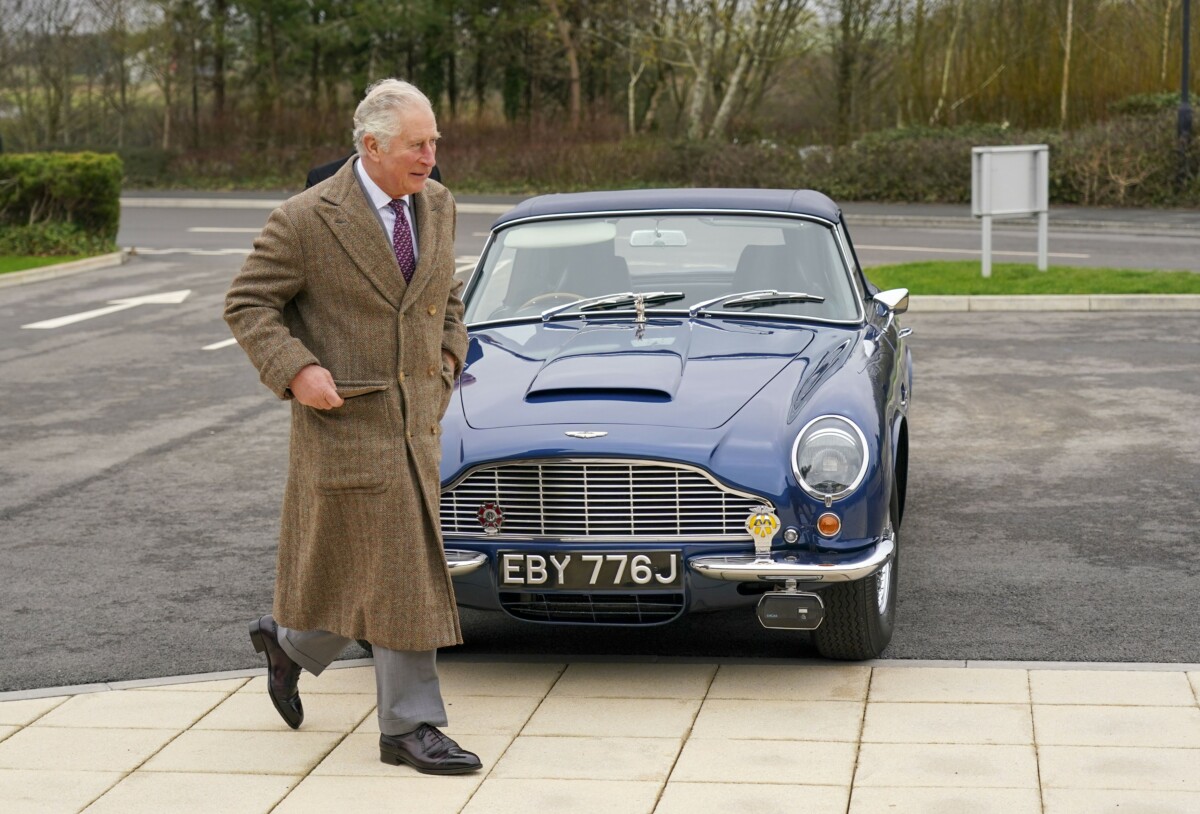 Il principe Carlo Aston Martin