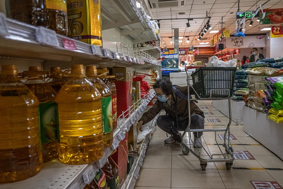 шопинг во супермаркет/EPA-EFE/ROMAN PILIPEY
