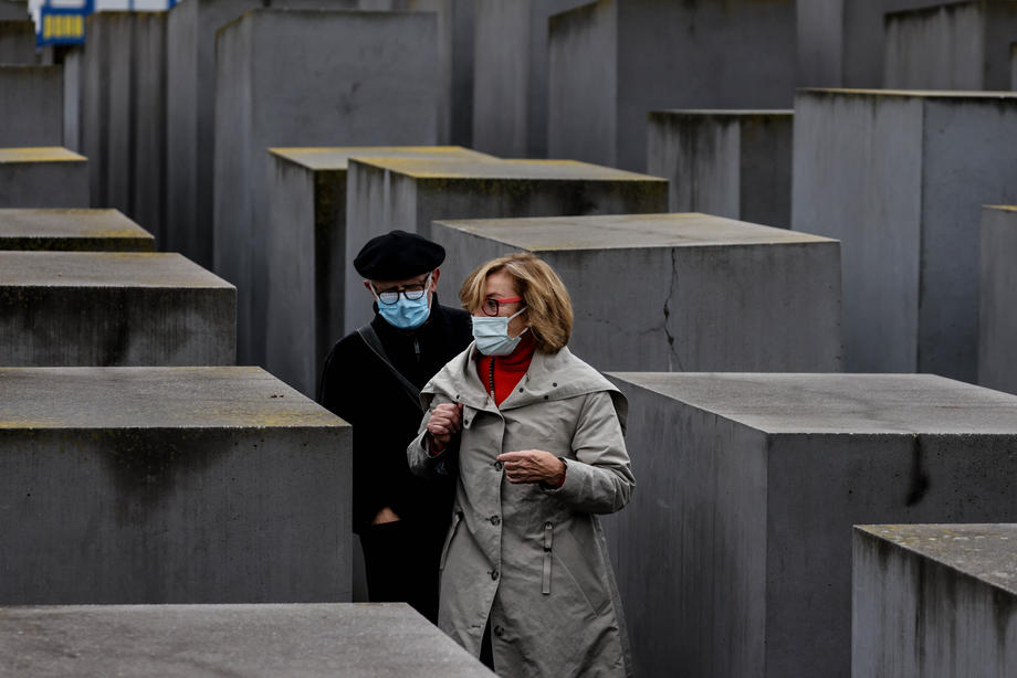 Луѓе со заштитни маски во посета на берлинскиот Меморијален центар на холокаустот