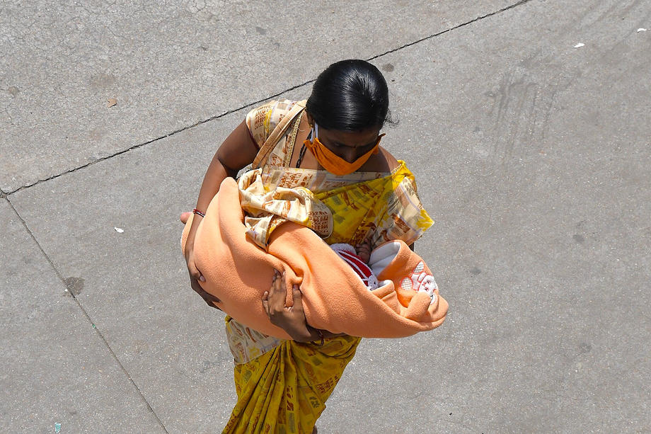 Индија жена и бебе