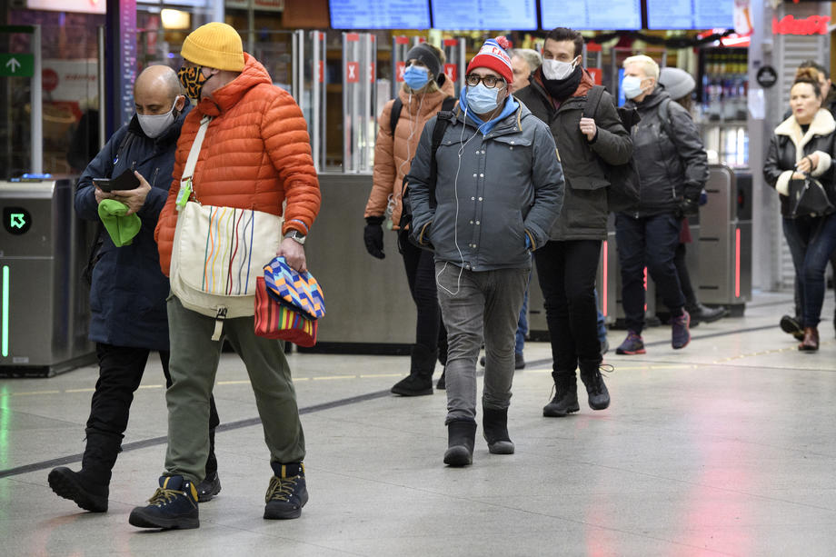 Луѓе со заштитни маски во Стокхолм, Шведска