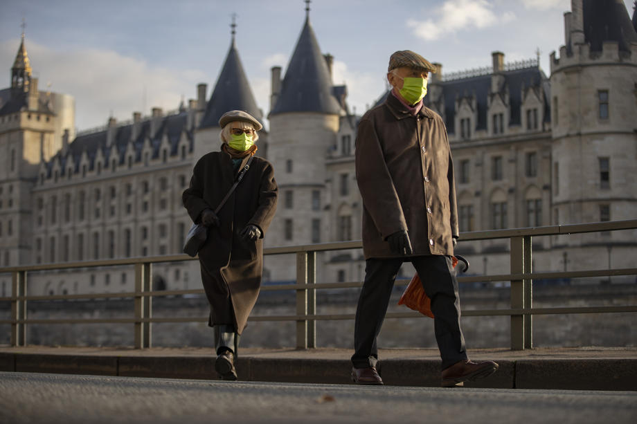 Парижани со заштитни маски Франција Париз ковид-19 коронавирус