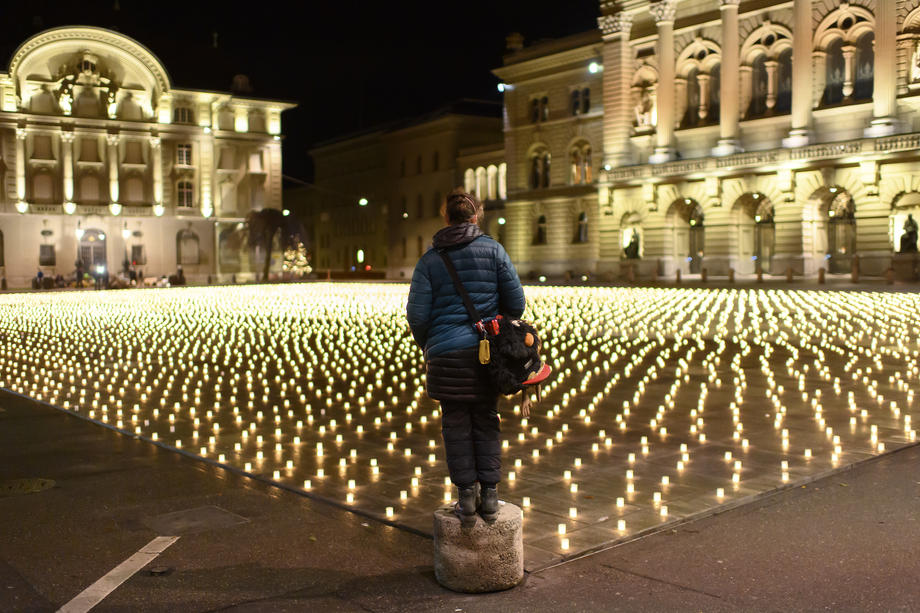 Свеќи на плоштадот во Берн во спомен на починатите од ковид-19 / Фото: EPA-EFE/ANTHONY ANEX