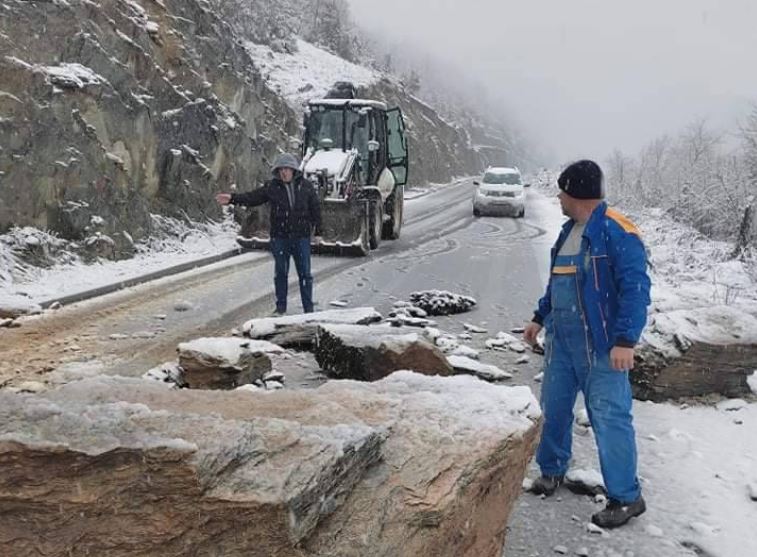 Одрон од камења, зимски услови на пат