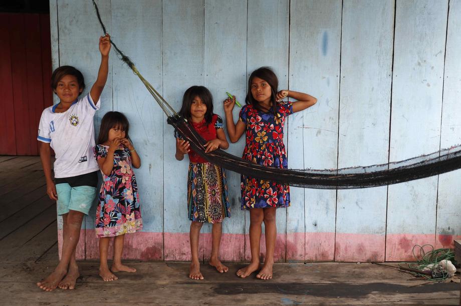 Деца во Перу
