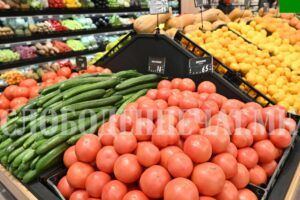 Пазарите полни, „гарантираните“ гајби со зеленчук и овошје во маркетите празни!