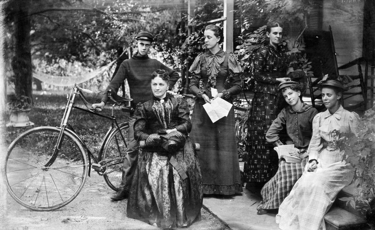 Жени со велосипеди во 19 век