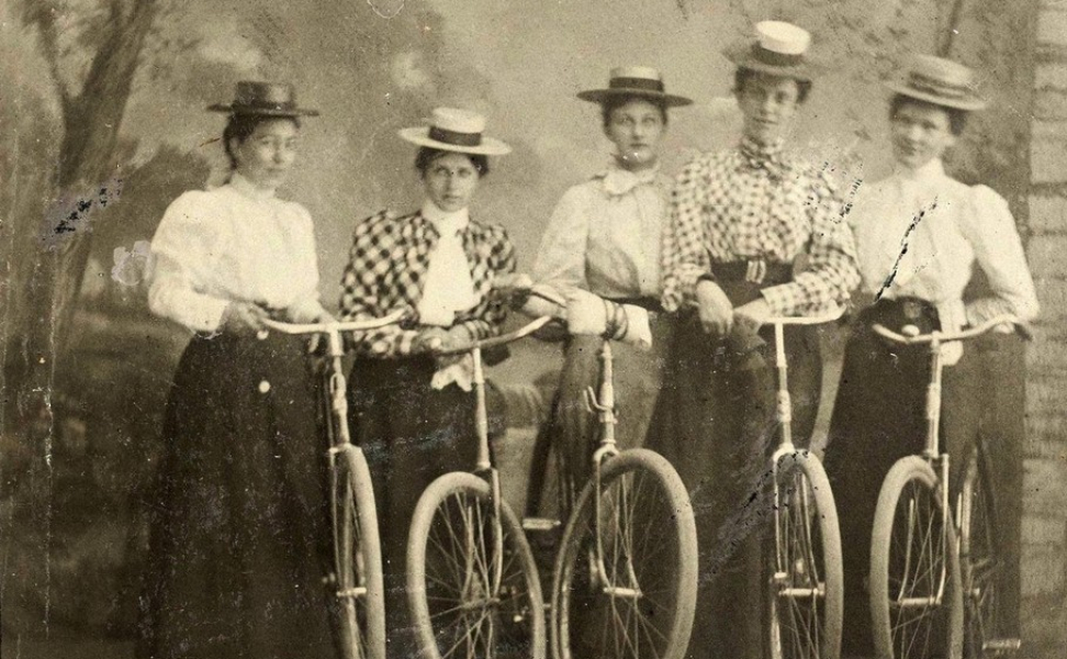 Жени со велосипеди во 19 век