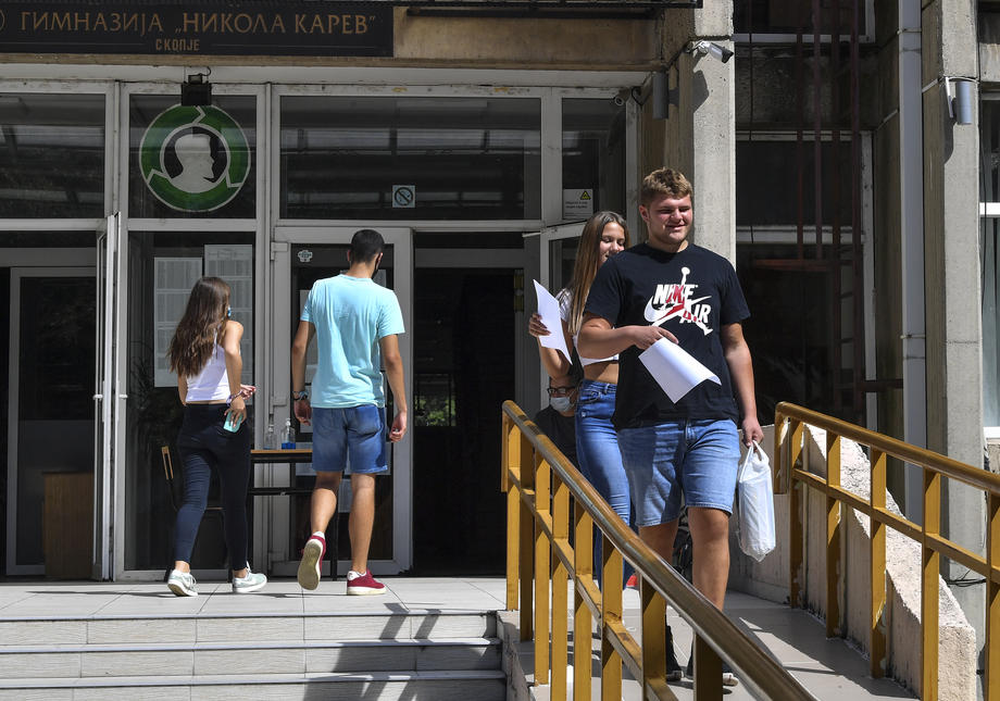 средношколци ученици никола карев