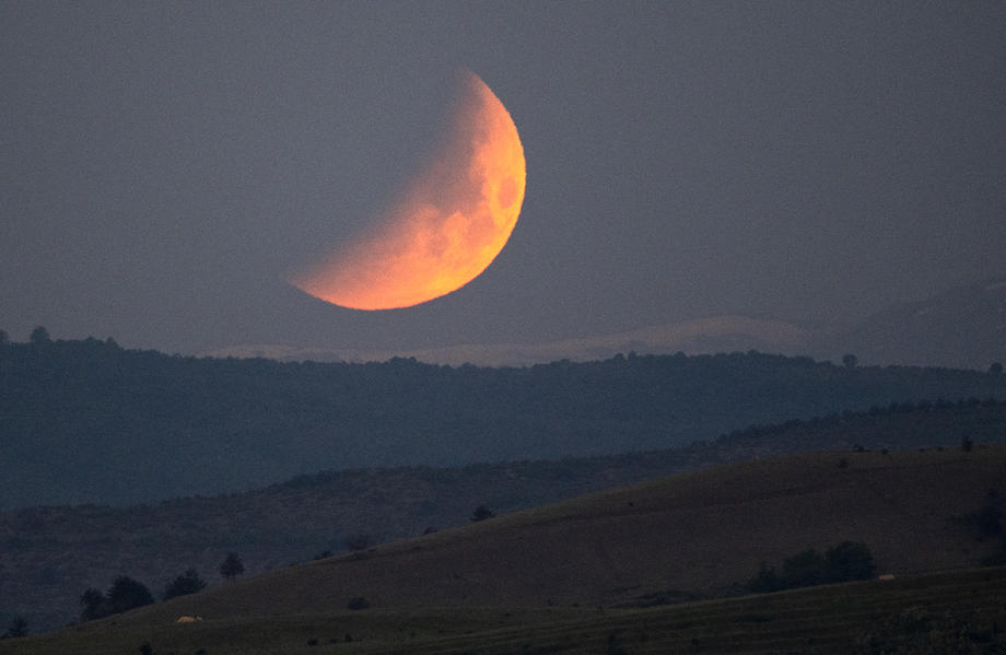 Лунно затъмнение Македония
