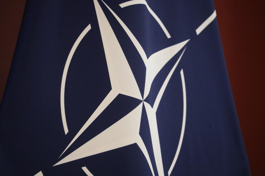 НАТО знаме