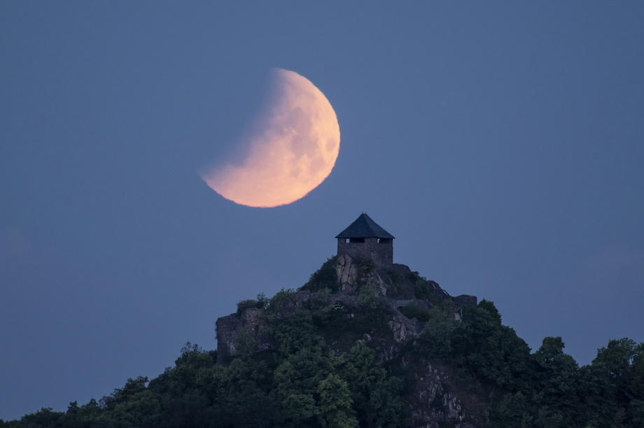 Лунарна Еклипса Унгарија