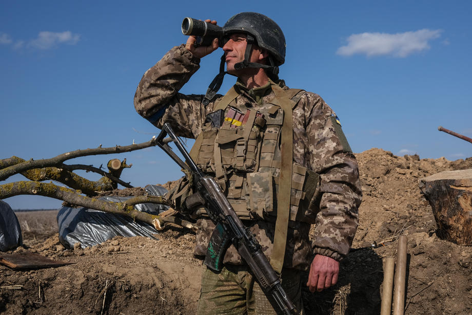 украински војник пушка оружје
