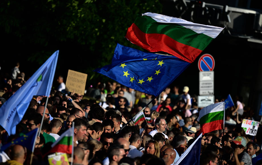 Οι συμπαθούντες του Kiril Petkov μπροστά από το Κοινοβούλιο της Βουλγαρίας