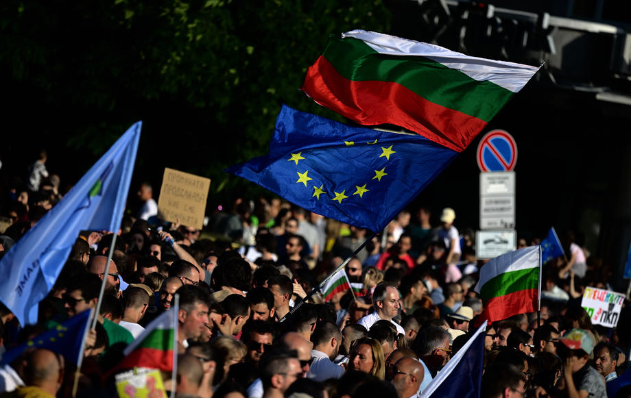 Симпатизерите на Кирил Петков пред Собранието на Бугарија