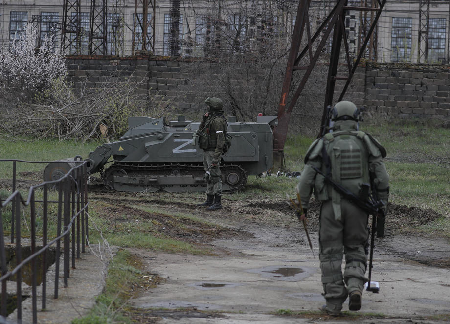 Ρώσοι στρατιώτες στο Λούγκανσκ της Ουκρανίας / EPA-EFE/SERGEI ILNITSKY