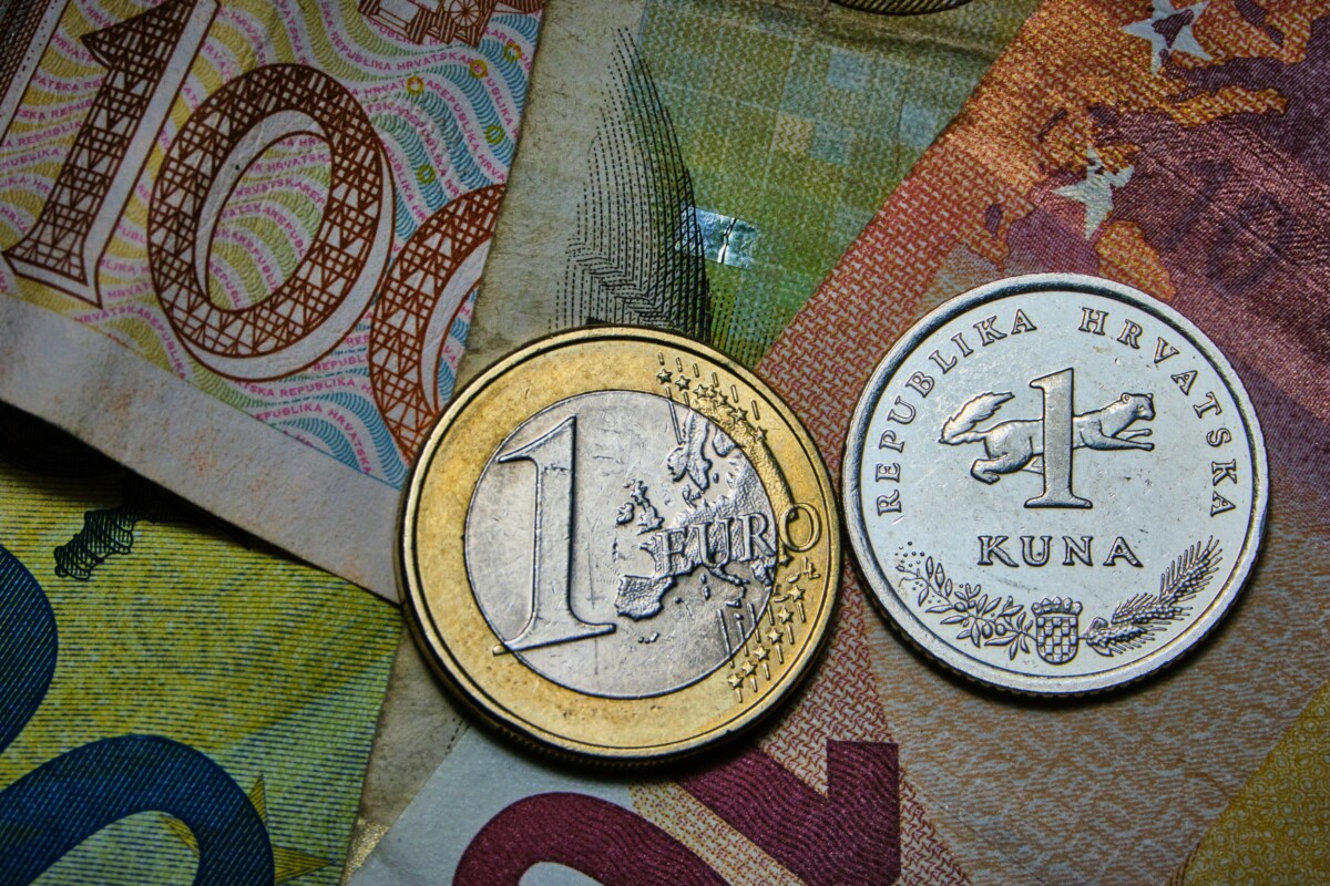 Хърватска куна и монета от едно евро / Nangka Press / AFP / Profimedia