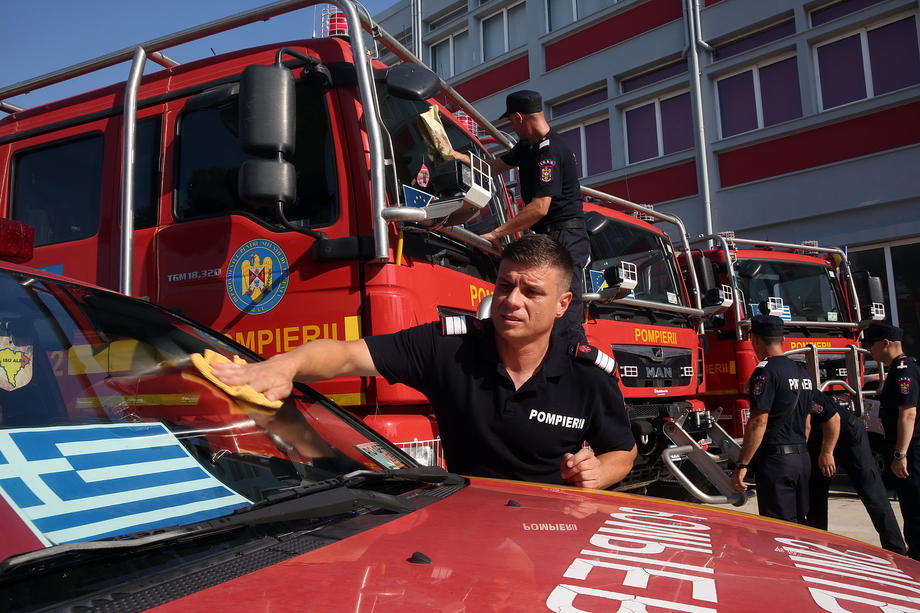 Пожарникари од Романија во Атина, Грција