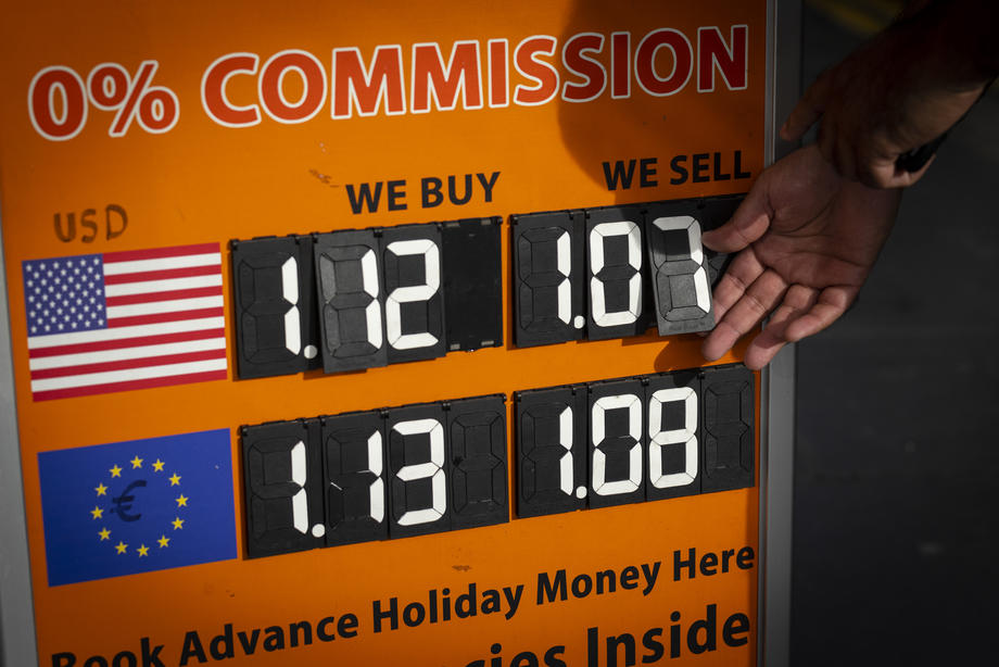 Лице вработено во менувачница ја менува вредноста на валутите пред објектот по падот на моќната британска валута во однос на американскиот долар / Лондон, 26 септември 2022 / Фото: EPA-EFE/TOLGA AKMEN