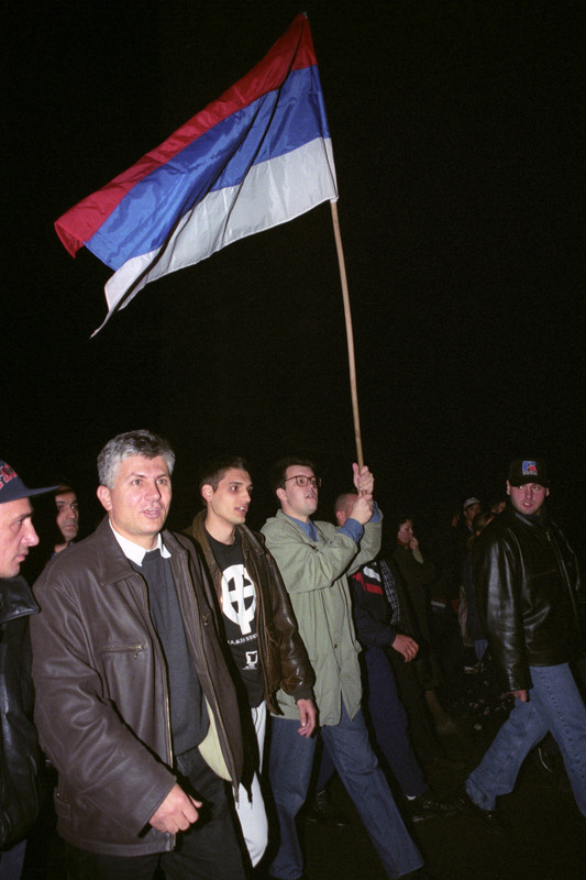 Лидерът на Сръбската демократическа партия Зоран Джинджич и студентският лидер Чеда Йованович на протеста на опозицията в Белград / 4 октомври 1997 г., Сърбия / EPA/STRINGER