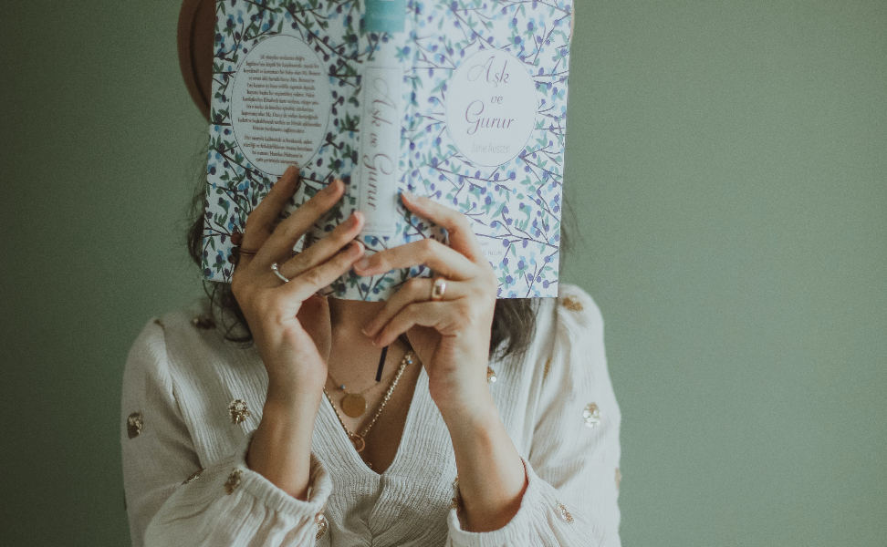 Жена со книга / читање