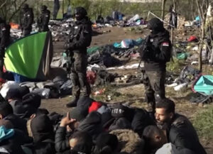 Во полициска акција во Србија 1000 мигранти префрлени во прифатни центри, откриено оружје и муниција